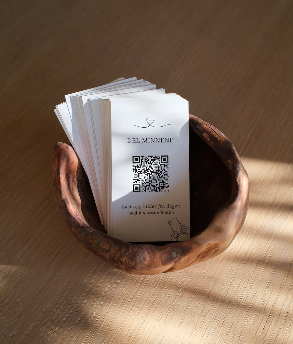 Bryllupsbord med QR-kodekort i trækasse